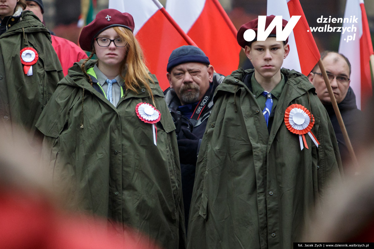 11.11.2016. Wałbrzych. Złożenie kwiatów pod Pomnikiem Niepodległości na Placu Kościelnym fot. Jacek Zych / Dziennik Wałbrzych