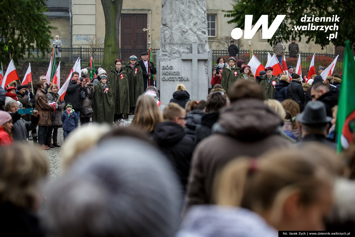 11.11.2016. Wałbrzych. Złożenie kwiatów pod Pomnikiem Niepodległości na Placu Kościelnym fot. Jacek Zych / Dziennik Wałbrzych