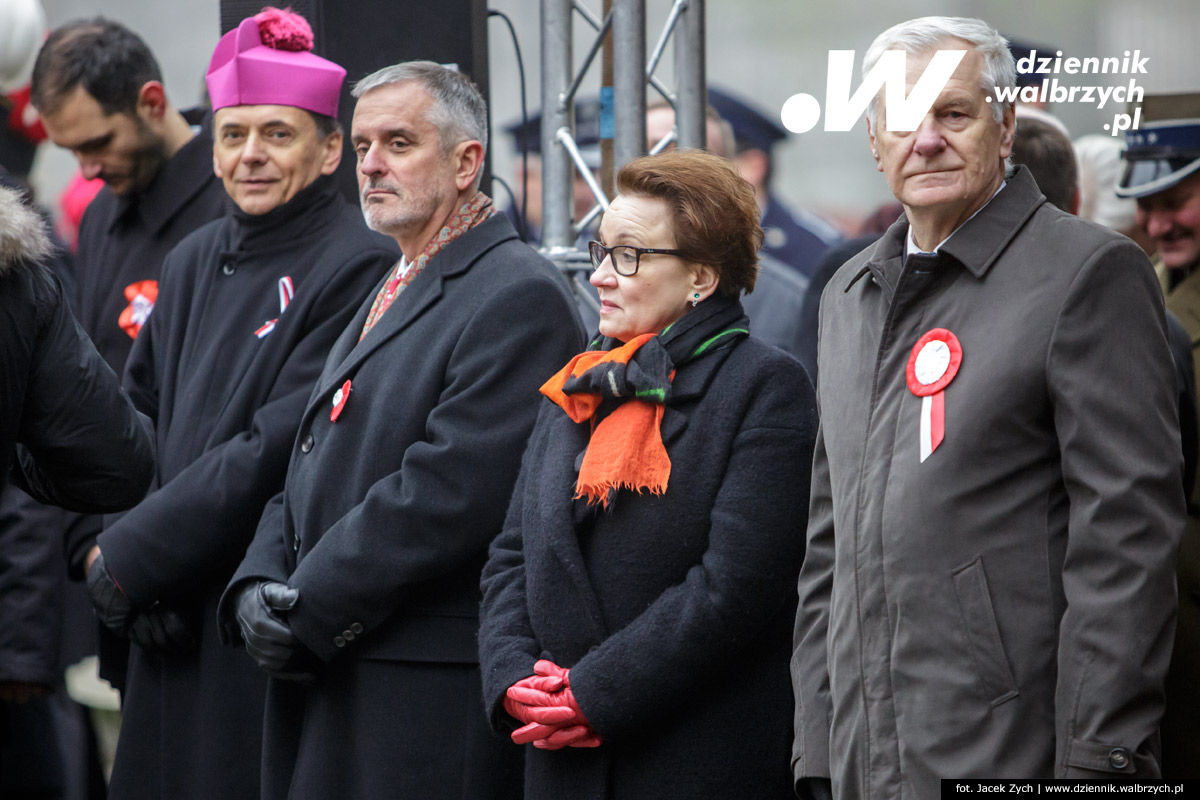 11.11.2016. Wałbrzych. Złożenie kwiatów pod Pomnikiem Niepodległości na Placu Kościelnym fot. Jacek Zych / Dziennik Wałbrzych