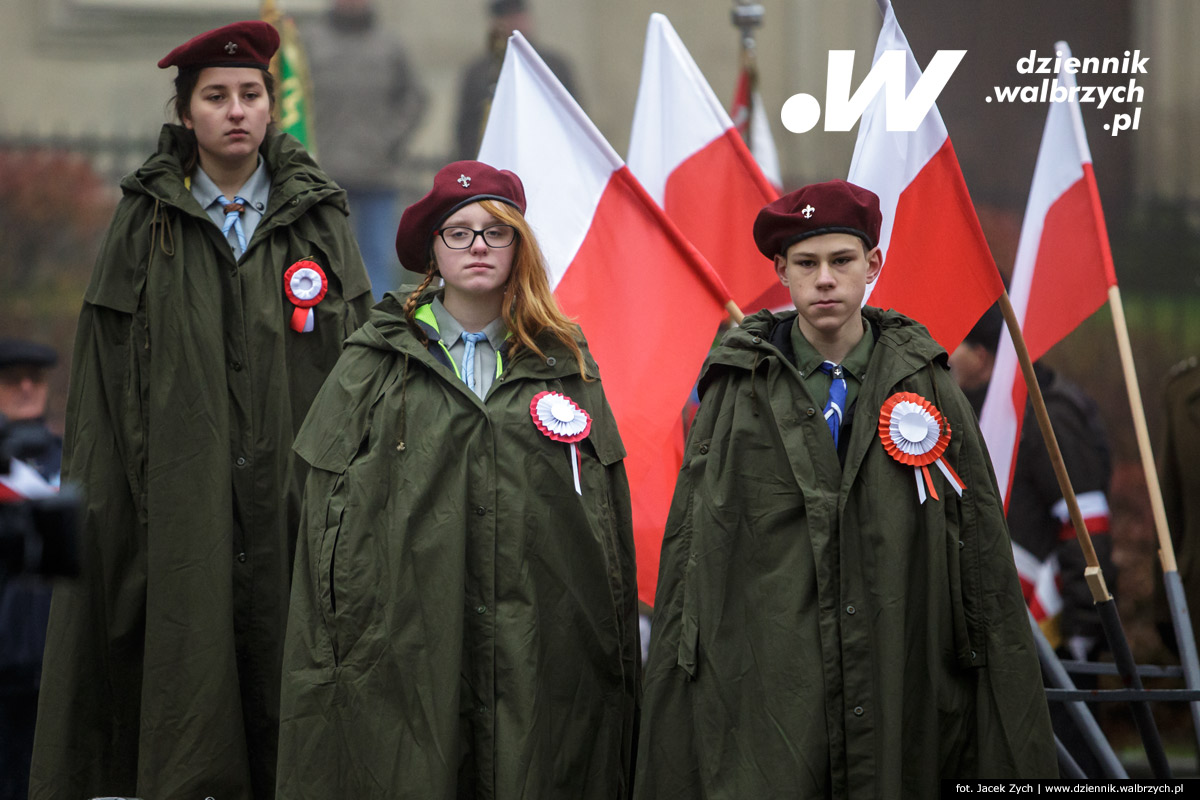 11.11.2016. Wałbrzych. Złożenie kwiatów pod Pomnikiem Niepodległości na Placu Kościelnym fot. Jacek Zych / Dziennik Wałbrzych