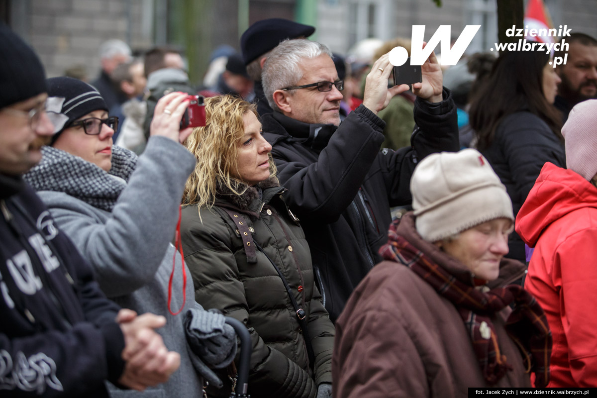 11.11.2016. Wałbrzych. Złożenie kwiatów pod Pomnikiem Niepodległości na Placu Kościelnym fot. Jacek Zych / Dziennik Wałbrzych