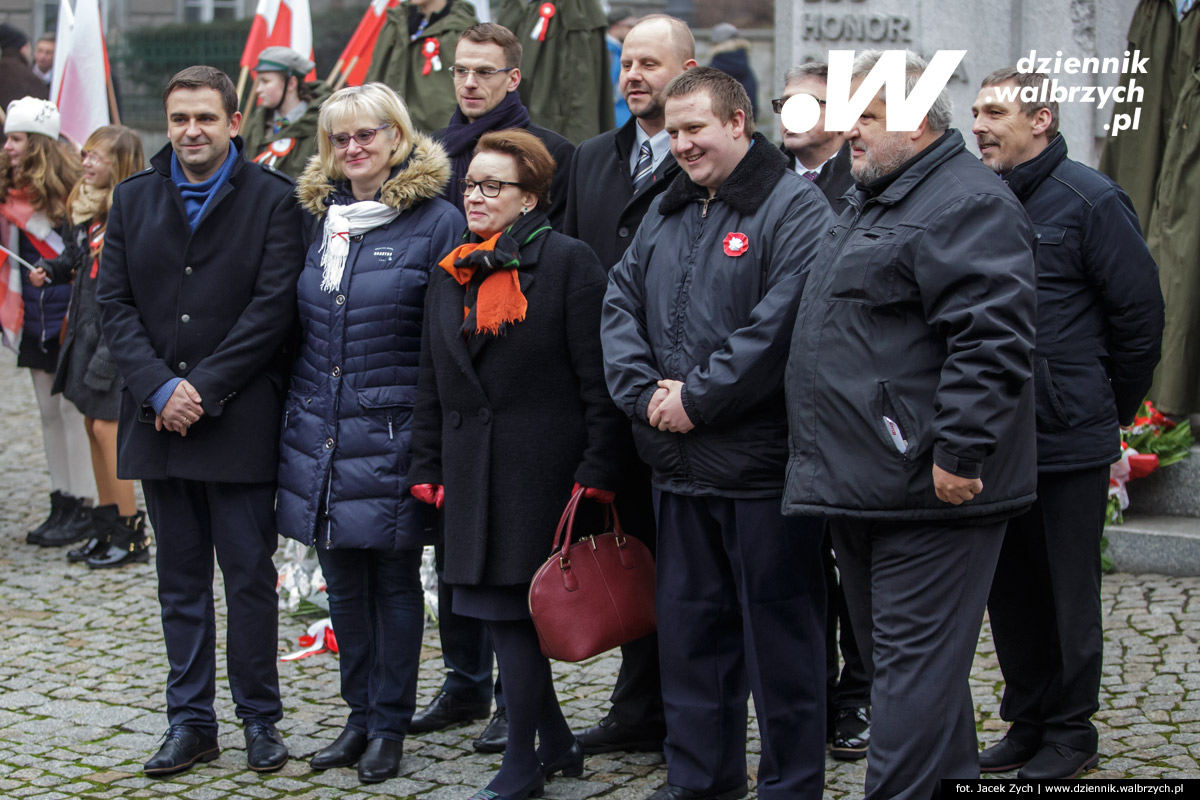 11.11.2016. Wałbrzych. Złożenie kwiatów pod Pomnikiem Niepodległości na Placu Kościelnym fot. Jacek Zych / Dziennik Wałbrzych