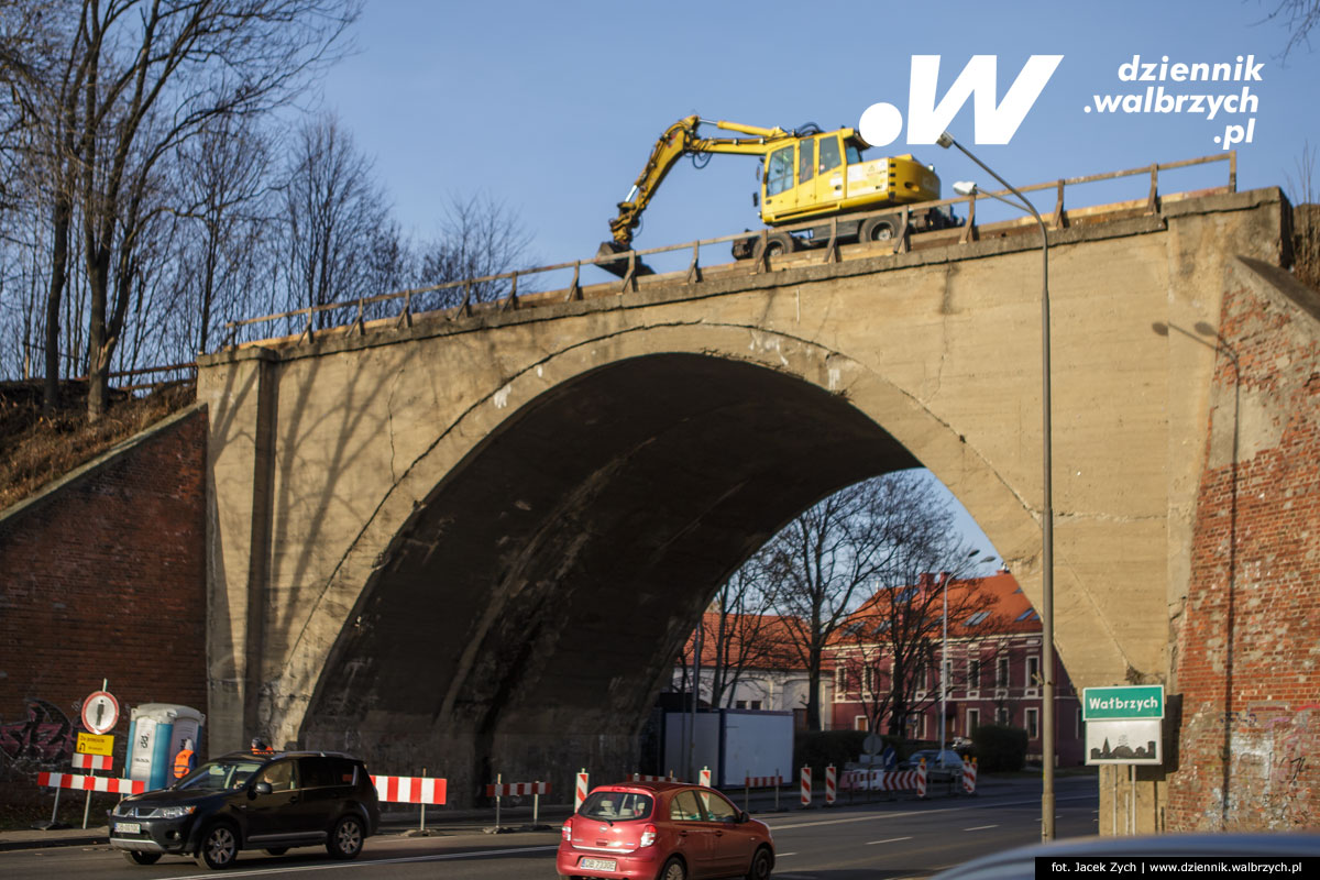 Rozpoczął się remont wiaduktu nad ulicą Wieniawskiego w Wałbrzychu. 23.11.2016, Wałbrzych. fot. Jacek Zych / Dziennik Wałbrzych