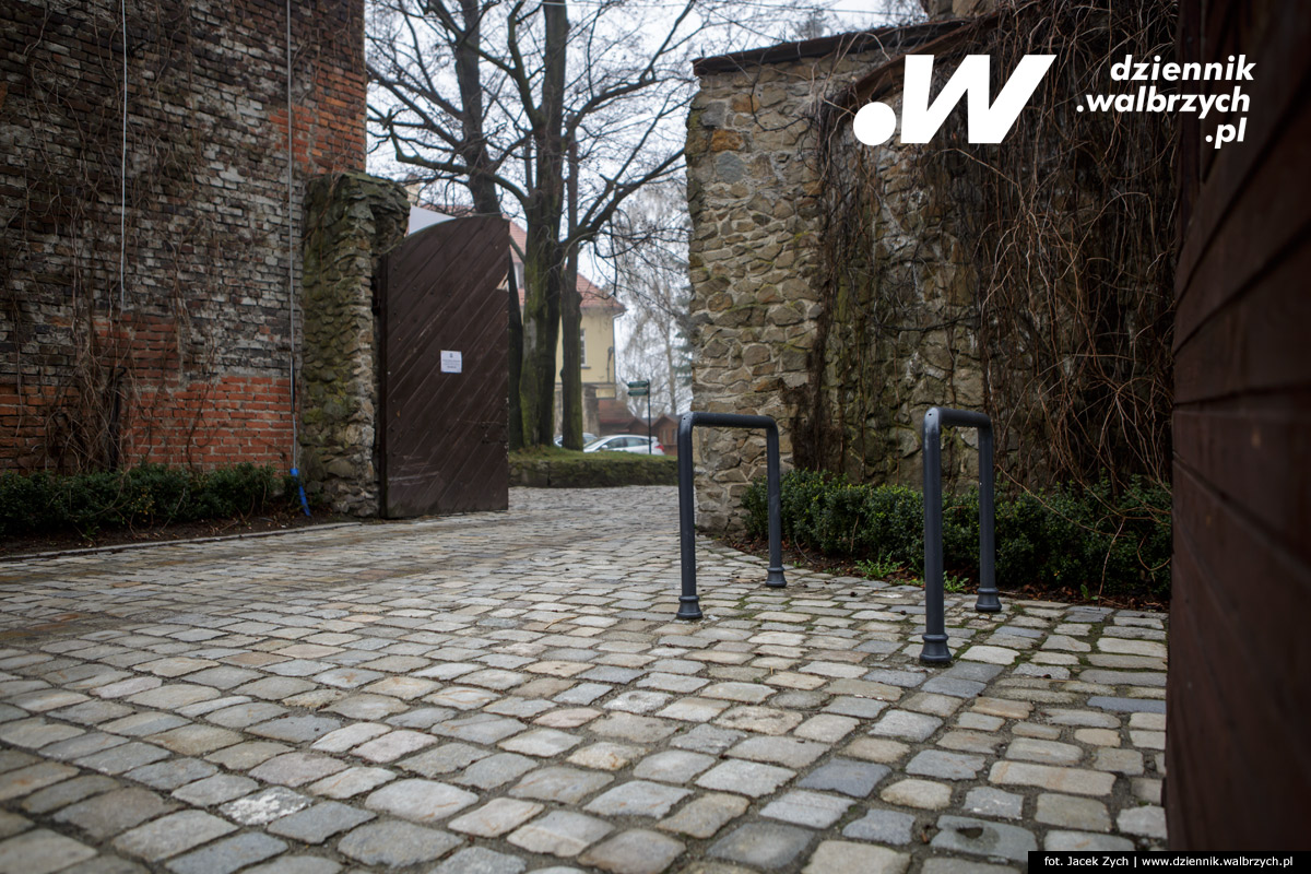 Wałbrzych, 4.04.2017. Zamek Ksiaż – parking rowerowy przy bramie bocznej. fot. Jacek Zych / Dziennik Wałbrzych
