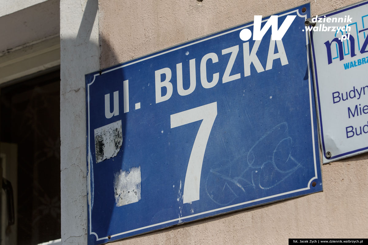 Tabliczka na budynku przy ulicy Buczka w Wałbrzychu. fot. Jacek Zych / Dziennik Wałbrzych