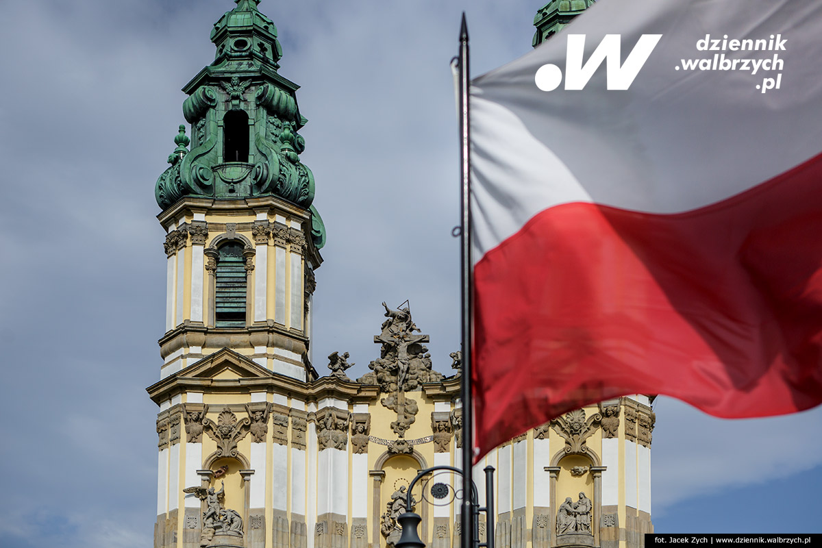 Polska Flaga powiewająca na tle bazyliki w Krzeszowie