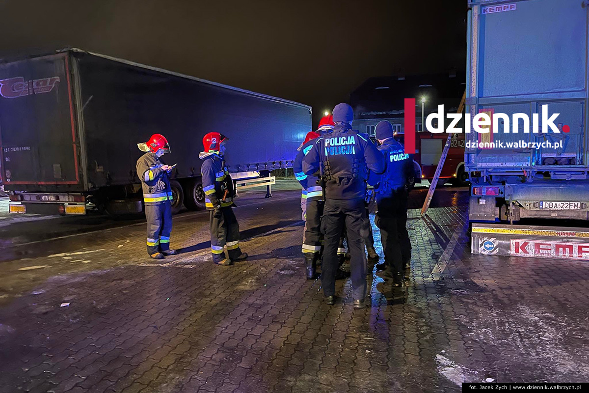 Dymiąca naczepa ciężarówki zaparkowanej na stacji LOTOS zaalarmowała straż pożarną. Fot. A. Pisarska / Dziennik Wałbrzych