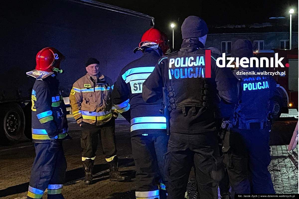 Dymiąca naczepa ciężarówki zaparkowanej na stacji LOTOS zaalarmowała straż pożarną. Fot. A. Pisarska / Dziennik Wałbrzych