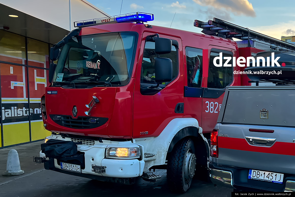 Straż pożarna pod jednym z dyskontów na Piaskowej Górze. Fot. Jacek Zych / Dziennik Wałbrzych