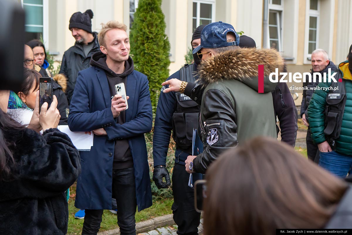 Przepychanki przed Starostwem Powiatowym w Wałbrzychu. Konferencja Rutkowskiego zamieniła się w kłótnię z DIOZ