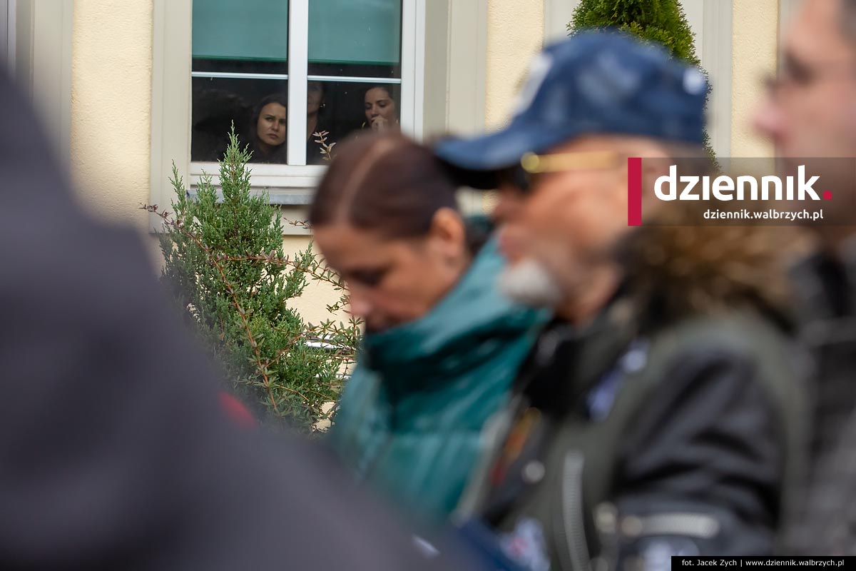 Przepychanki przed Starostwem Powiatowym w Wałbrzychu. Konferencja Rutkowskiego zamieniła się w kłótnię z DIOZ