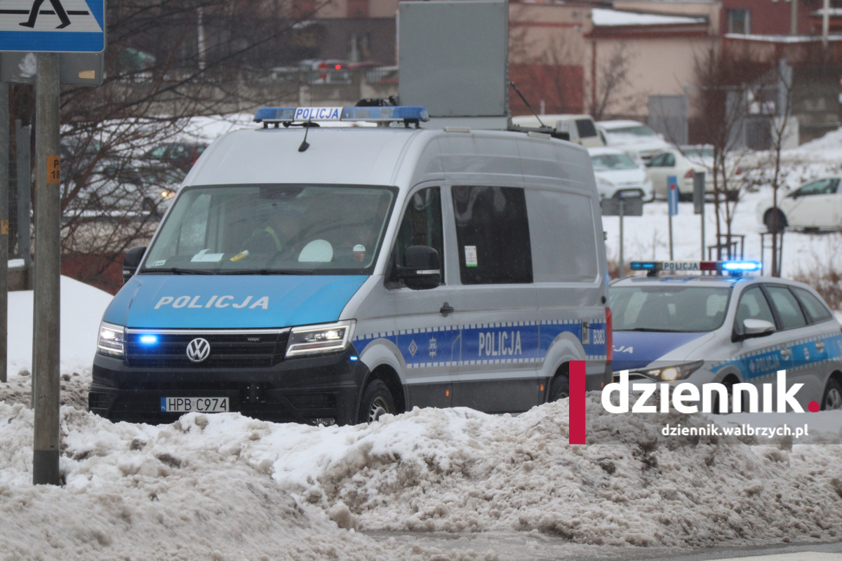 Dwie rozbite osobówki na Sikorskiego w Wałbrzychu. Na miejscu policja