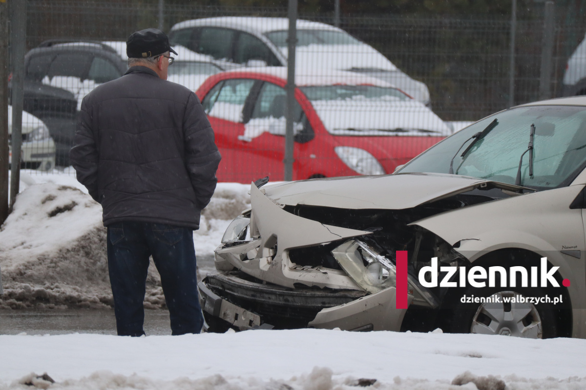 Dwie rozbite osobówki na Sikorskiego w Wałbrzychu. Na miejscu policja