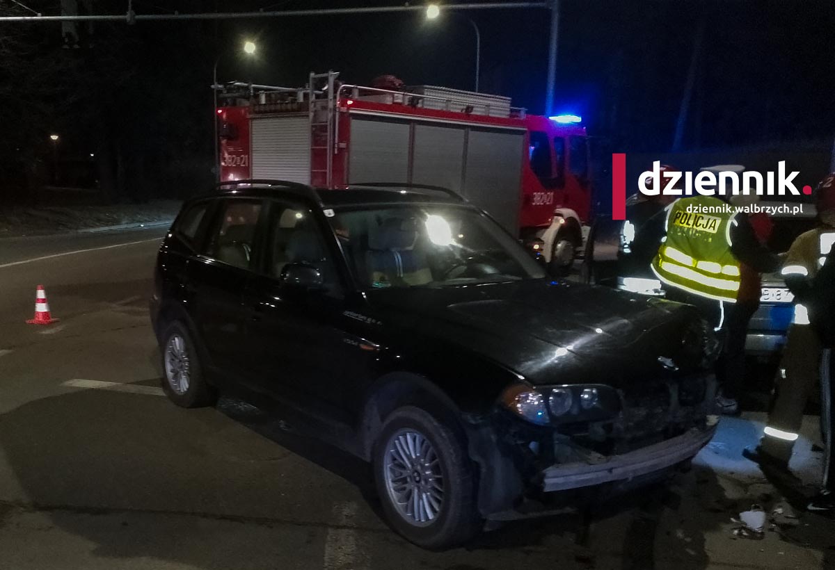 Zderzenie dwóch aut na skrzyżowaniu Wrocławskiej i Prostopadłej. Jedna osoba poszkodowana