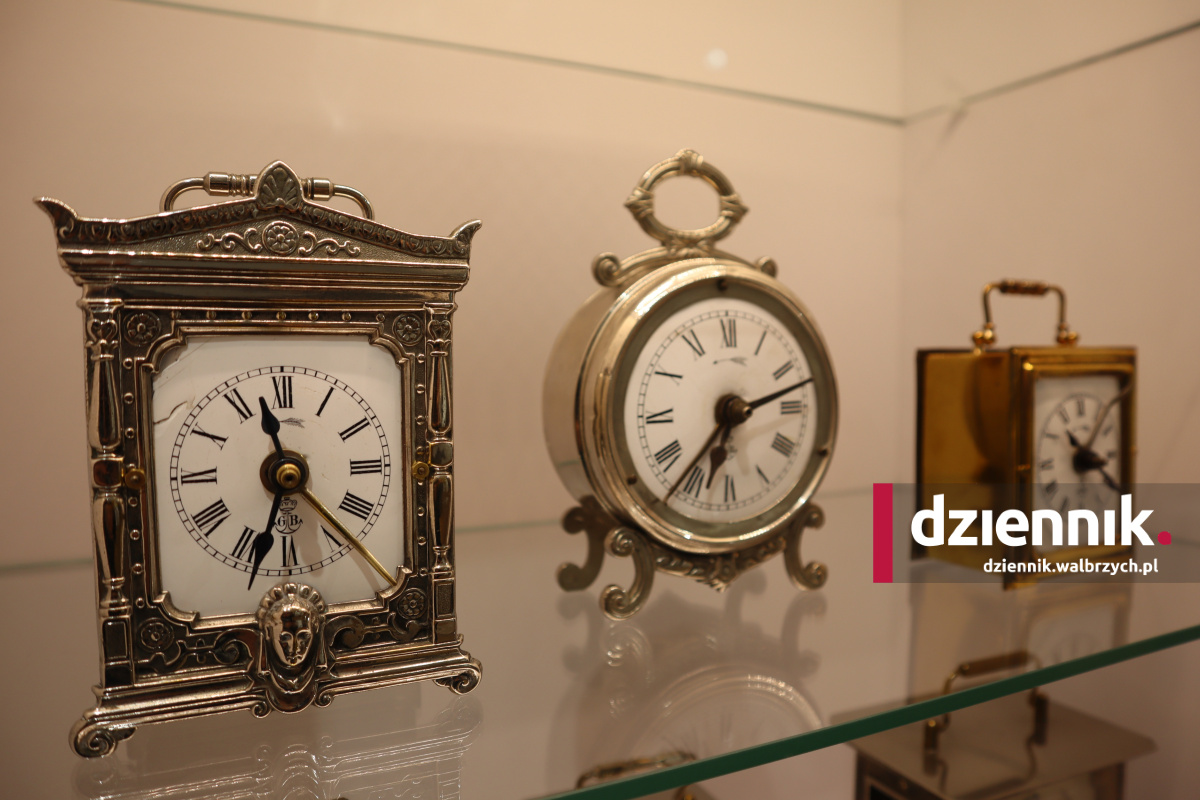Zegary z fabryki Gustawa Beckera. Dzieła sztuki na wystawie w wałbrzyskim Muzeum Porcelany