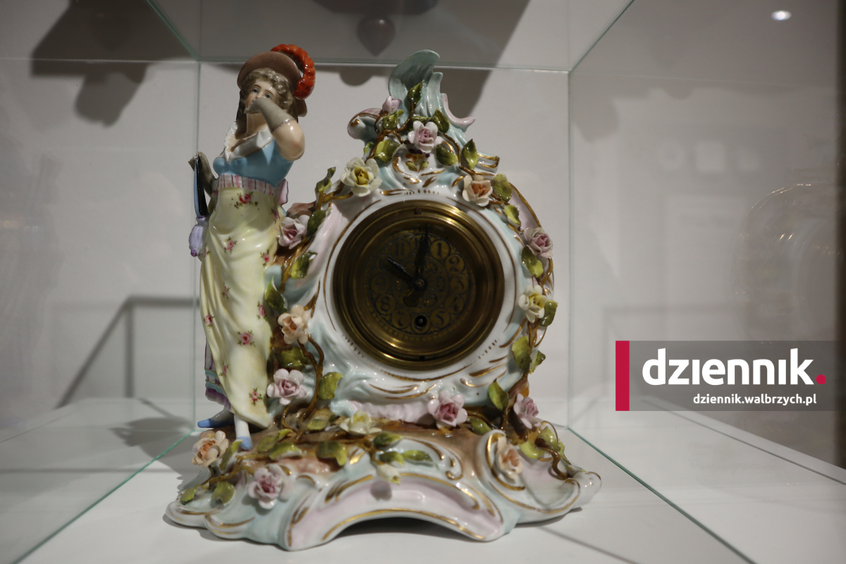 Zegary z fabryki Gustawa Beckera. Dzieła sztuki na wystawie w wałbrzyskim Muzeum Porcelany