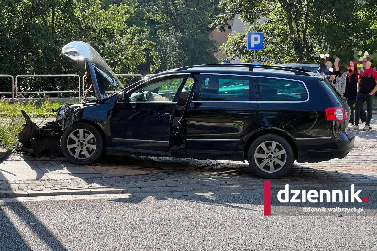 Po zderzeniu dwóch osobówek zablokowana Armii Krajowej w Wałbrzychu