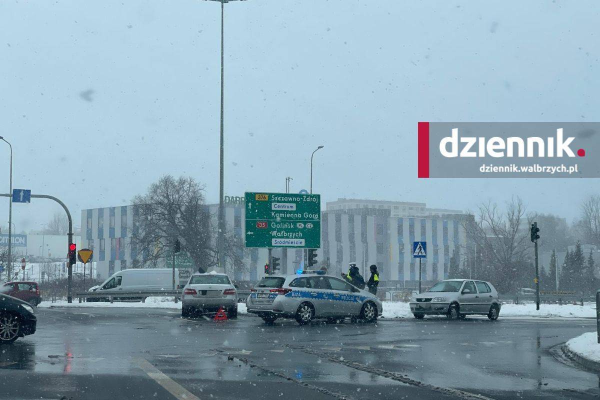 Kolizja na skrzyżowaniu „Rondo Niepodległości” w Szczawnie-Zdroju. W regionie intensywnie pada śnieg