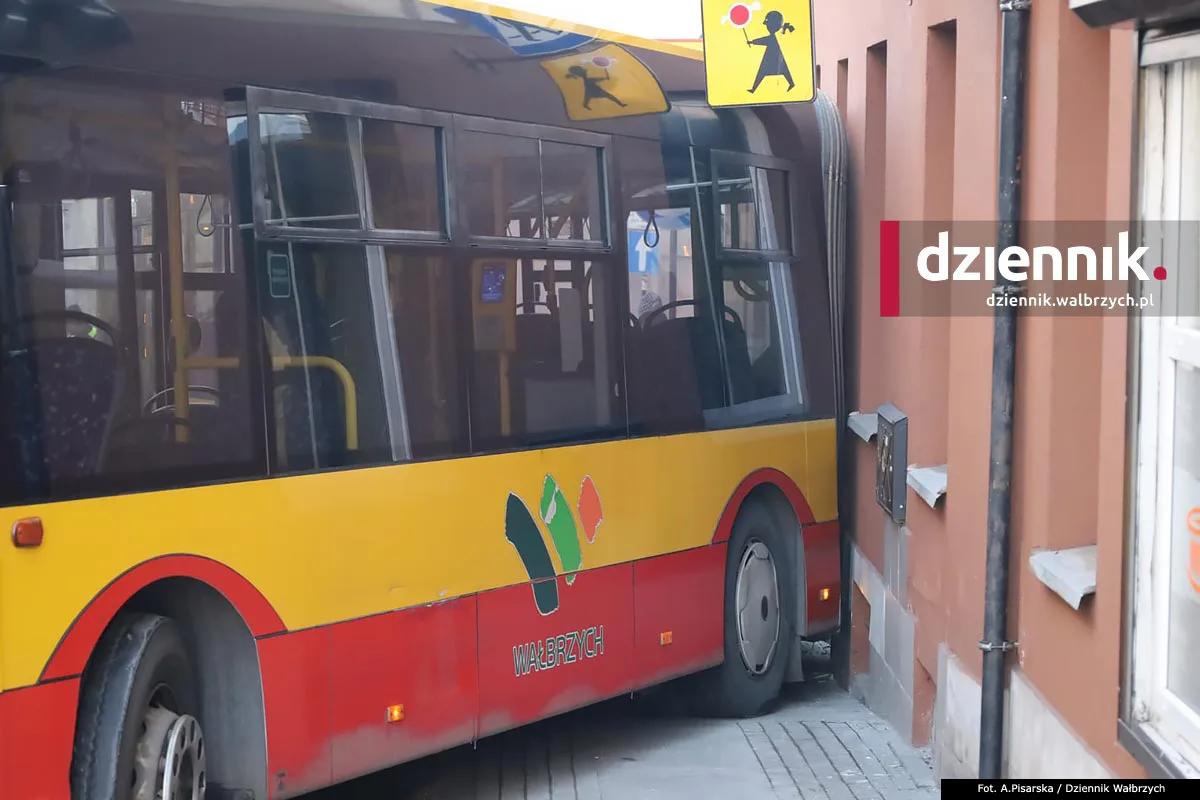 Uszkodzony budynek i ukarany kierowca. Finał porannej kolizji  z udziałem autobusu w centrum Wałbrzycha