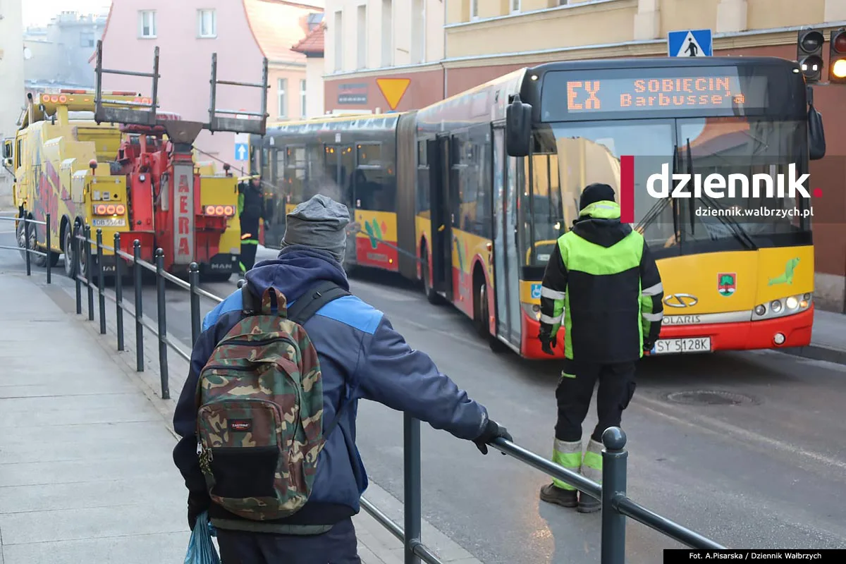 Uszkodzony budynek i ukarany kierowca. Finał porannej kolizji  z udziałem autobusu w centrum Wałbrzycha