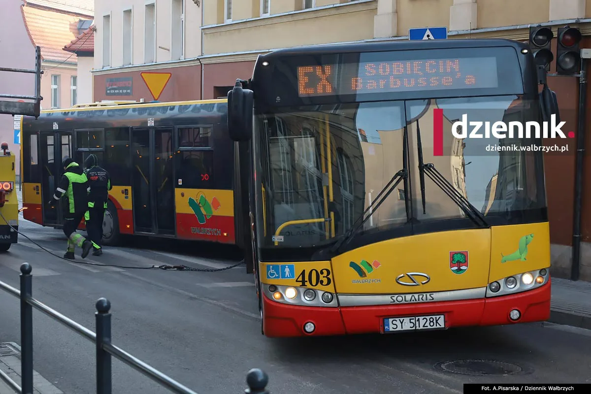 Uszkodzony budynek i ukarany kierowca. Finał porannej kolizji  z udziałem autobusu w centrum Wałbrzycha