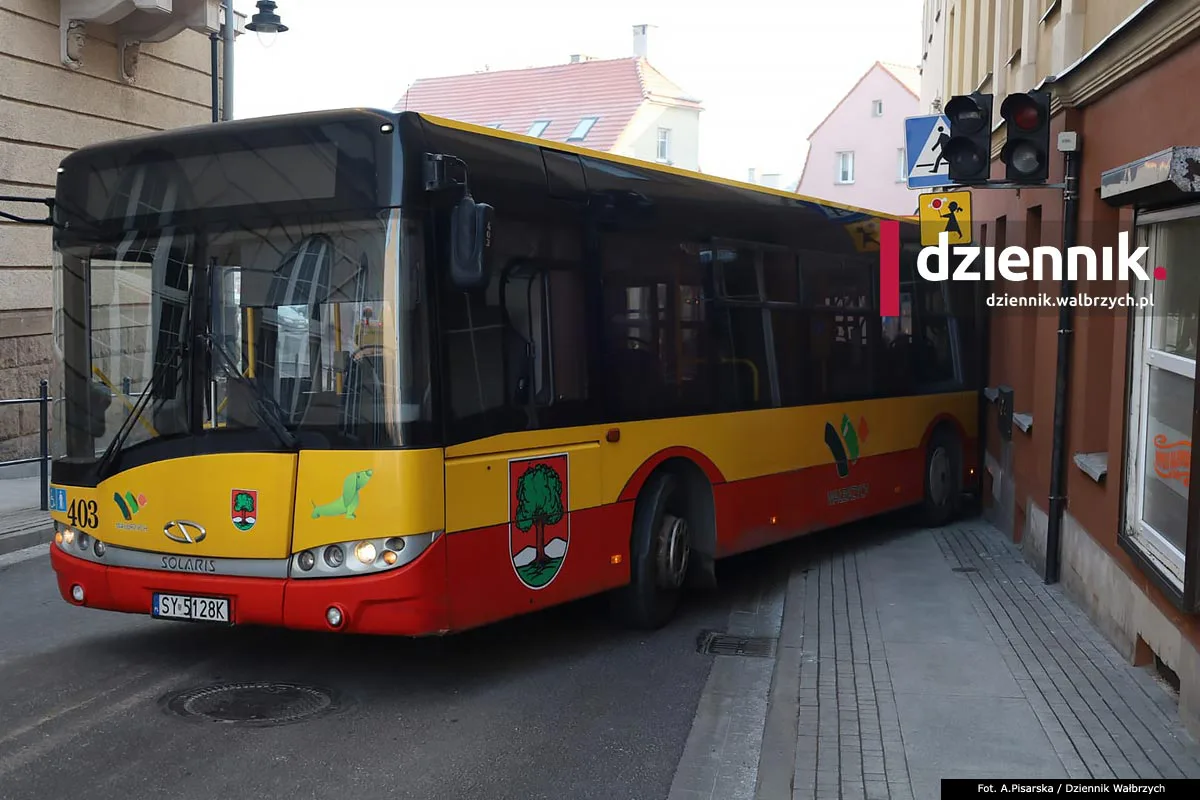 Uszkodzony budynek i ukarany kierowca. Finał porannej kolizji  z udziałem autobusu w centrum Wałbrzycha