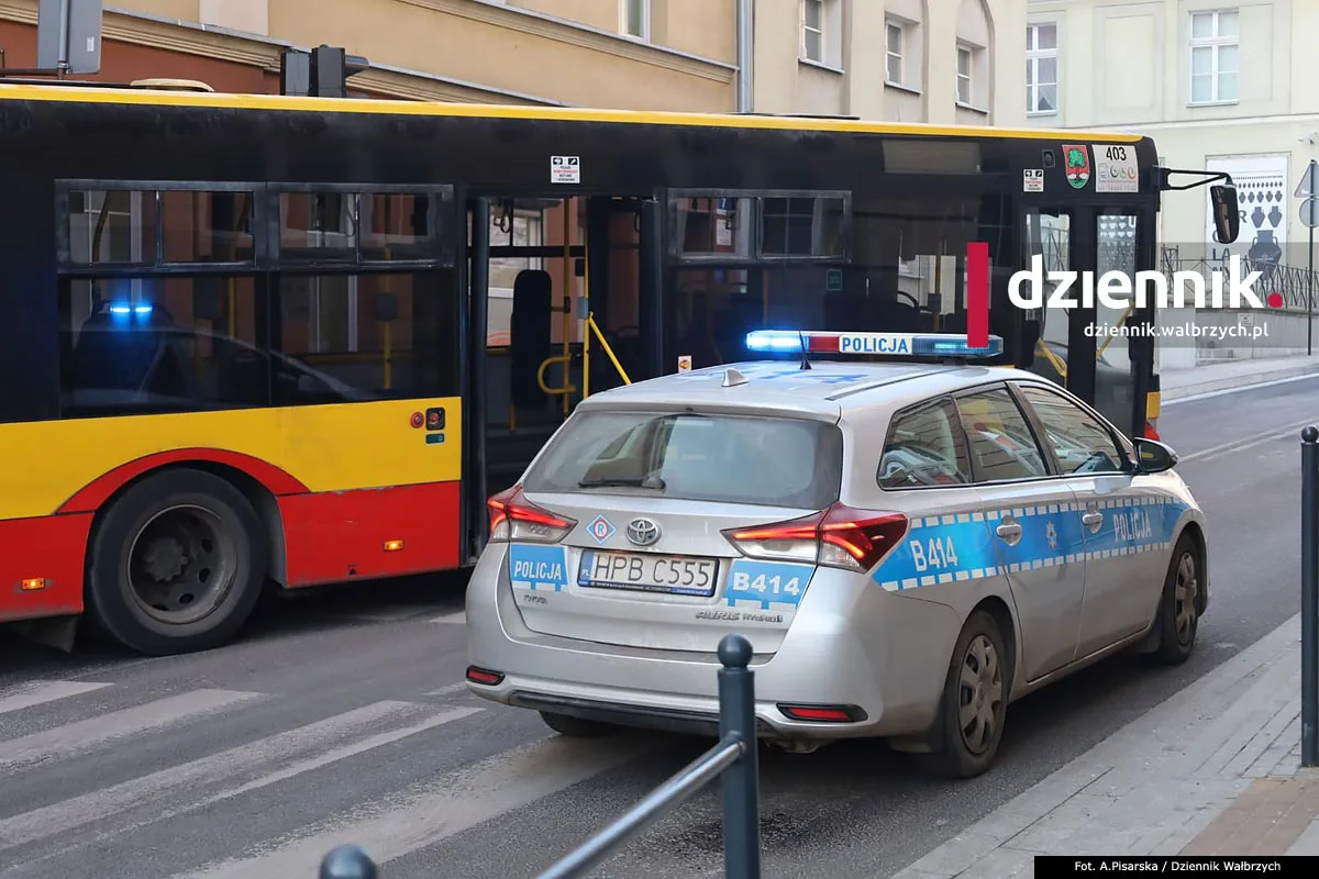 Uszkodzony budynek i ukarany kierowca. Finał porannej kolizji  z udziałem autobusu w centrum Wałbrzycha