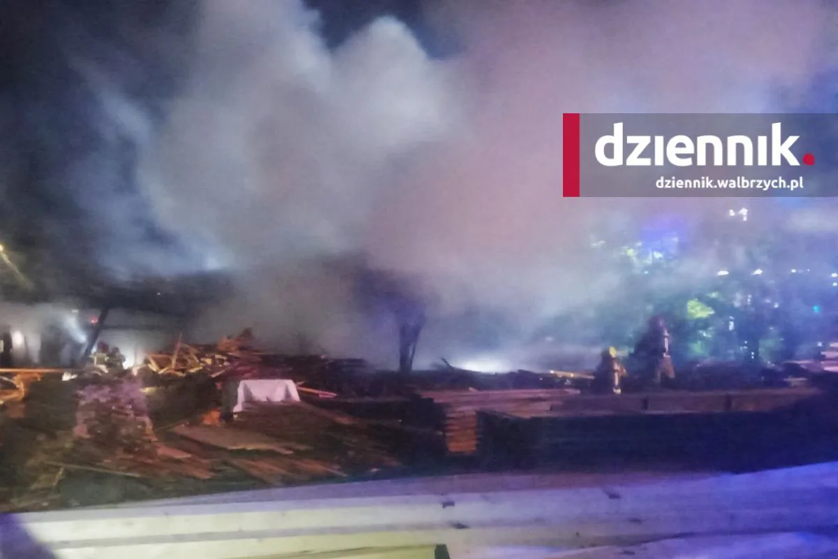 Nocny pożar tartaku w Głuszycy. W akcji kilka jednostek straży pożarnej fot. użyczone