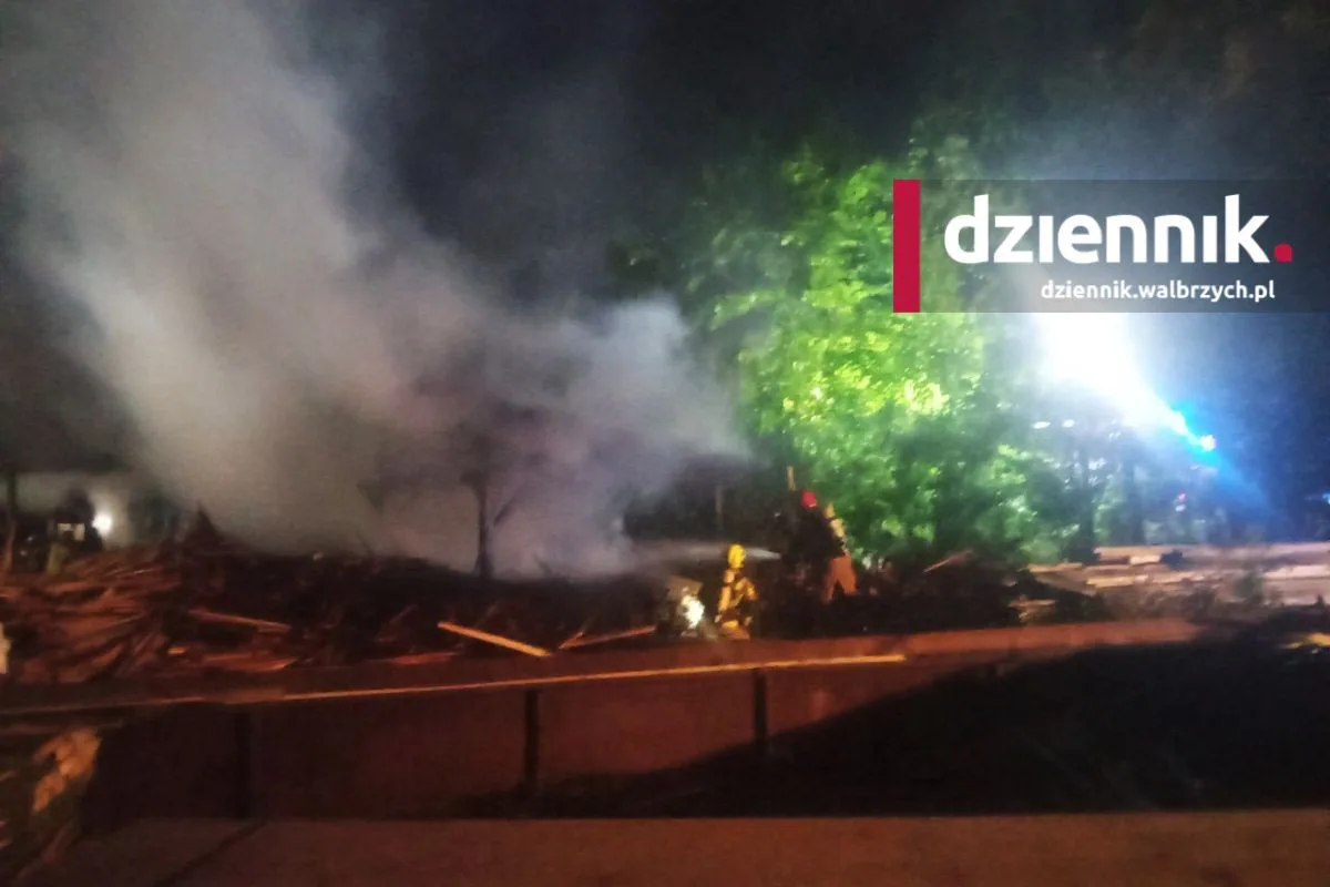 Nocny pożar tartaku w Głuszycy. W akcji kilka jednostek straży pożarnej fot. użyczone