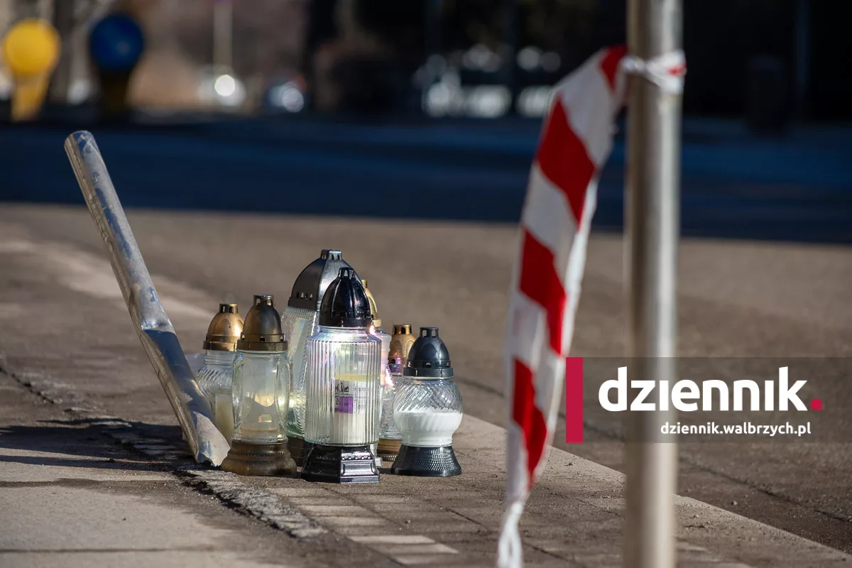 Znicze w miejscu wypadku motocyklisty w Wałbrzychu. Jest śledztwo w tej sprawie