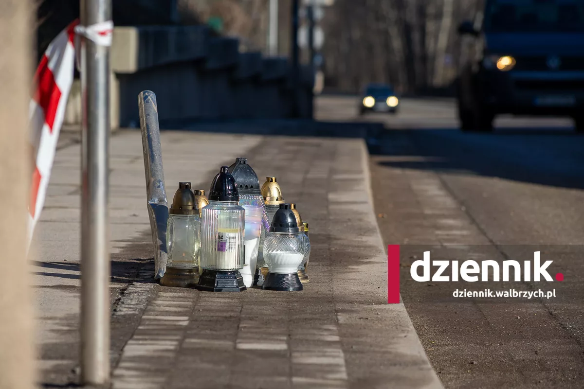 Znicze w miejscu wypadku motocyklisty w Wałbrzychu. Jest śledztwo w tej sprawie
