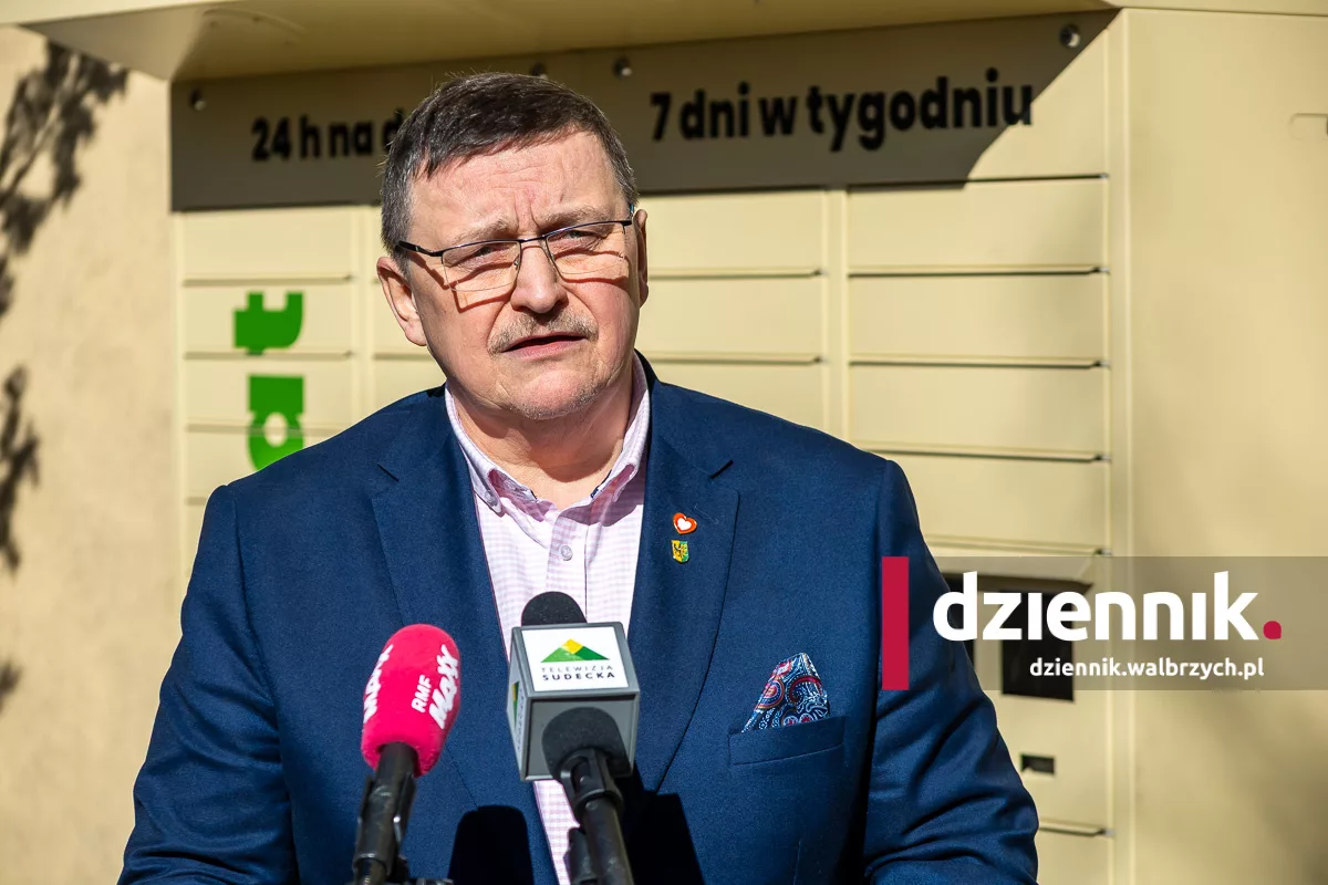 Ziemia Wałbrzyska rusza w drogę. Rejestrujesz auto? Możesz zdobyć specjalne ramki