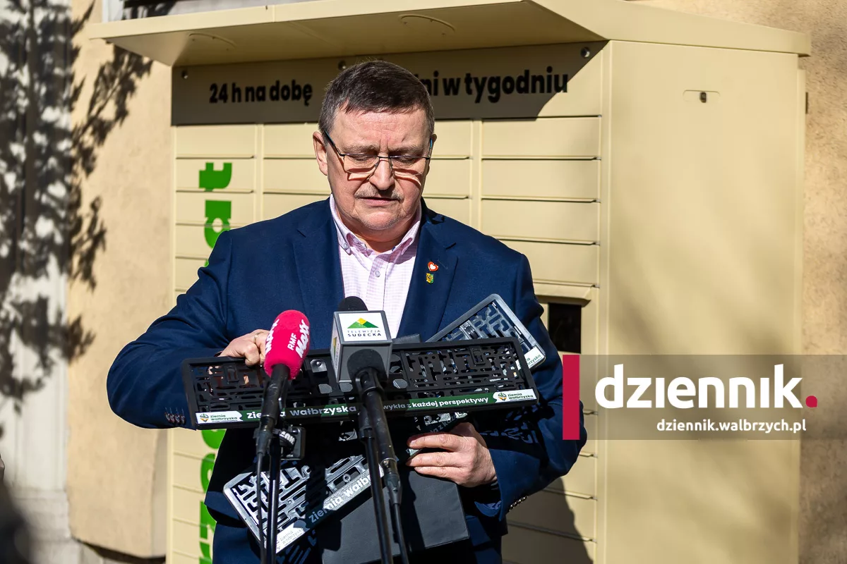 Ziemia Wałbrzyska rusza w drogę. Rejestrujesz auto? Możesz zdobyć specjalne ramki
