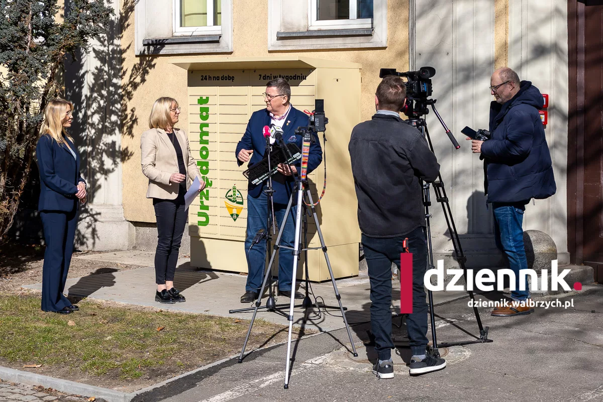 Ziemia Wałbrzyska rusza w drogę. Rejestrujesz auto? Możesz zdobyć specjalne ramki