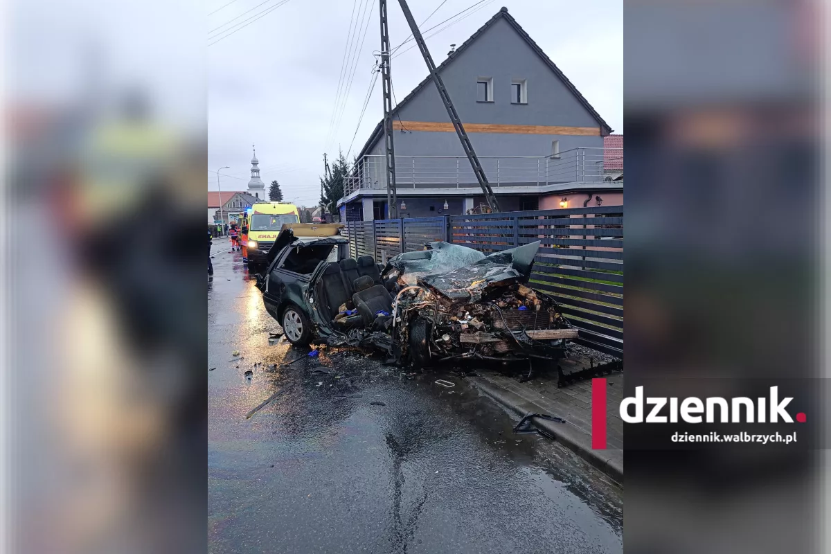 Tragiczna niedziela na krajowej „ósemce”. Nie żyją trzy osoby fot. Komenda Wojewódzka Państwowej Straży Pożarnej we Wrocławiu