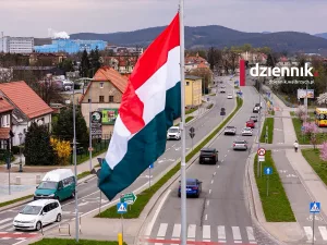 Ukraińska flaga zniknęła z ronda na wjeździe do Wałbrzycha. Pojawiła się flaga innego kraju