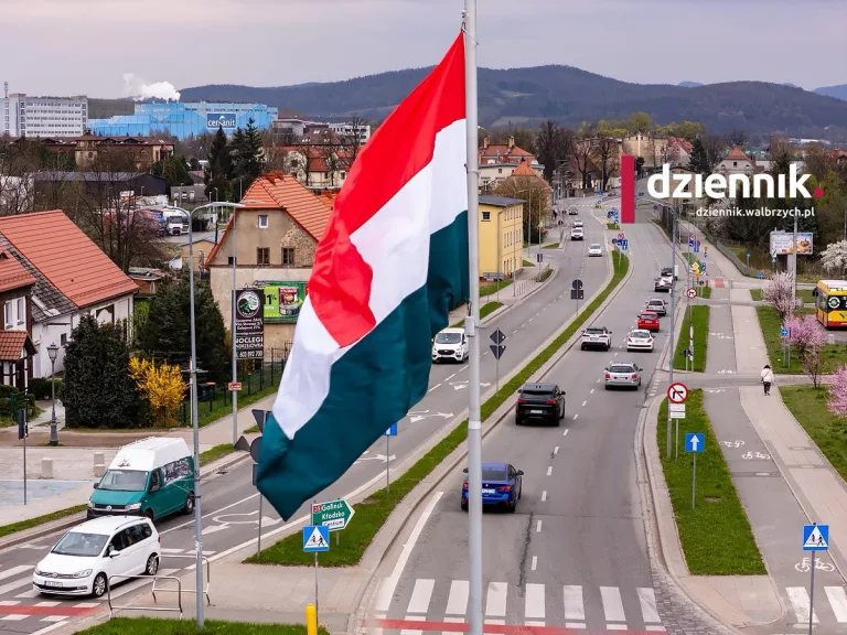 Ukraińska flaga zniknęła z ronda na wjeździe do Wałbrzycha. Pojawiła się flaga innego kraju