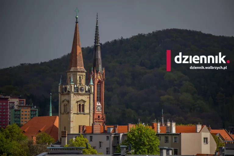 "Prace zabezpieczające na wieży kościoła w Wałbrzychu", "Widok na charakterystyczną wieżę parafii węgijckiej", "Zniszczona elewacja zabytkowego kościoła".