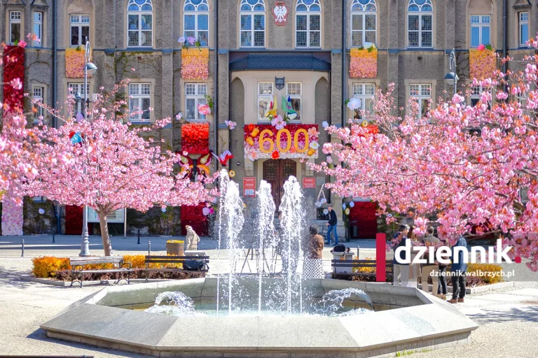Wałbrzych. Niedostępne wnętrza urzędu i mapping na fasadzie. Ratusz zaprasza na Noc Muzeów
