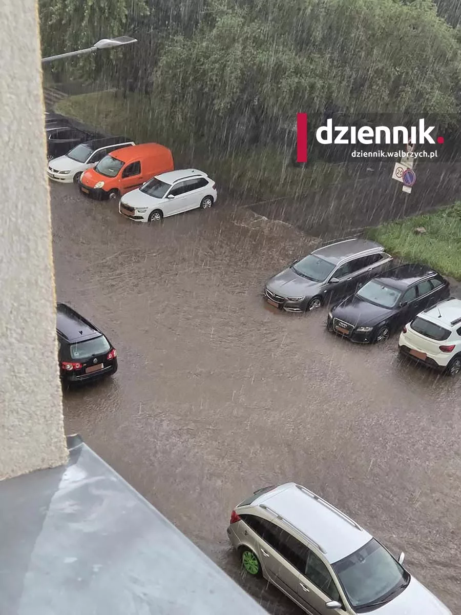Utrudnienia po ulewie. Nieprzejezdna ul. Wrocławska i problemy na Rondzie Niepodległości w Szczawnie-Zdroju