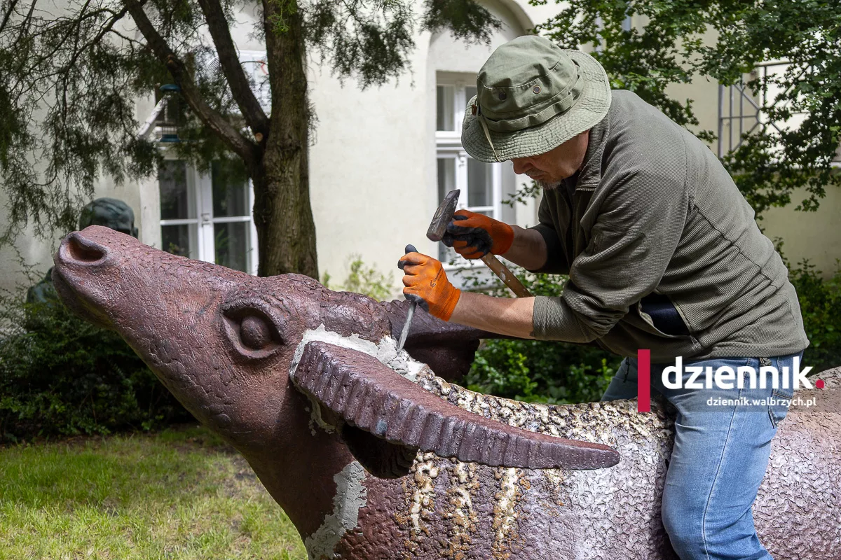 Ratują kamionkowe rzeźby z ogrodu Muzeum Porcelany. Są pierwsze, zaskakujące ustalenia