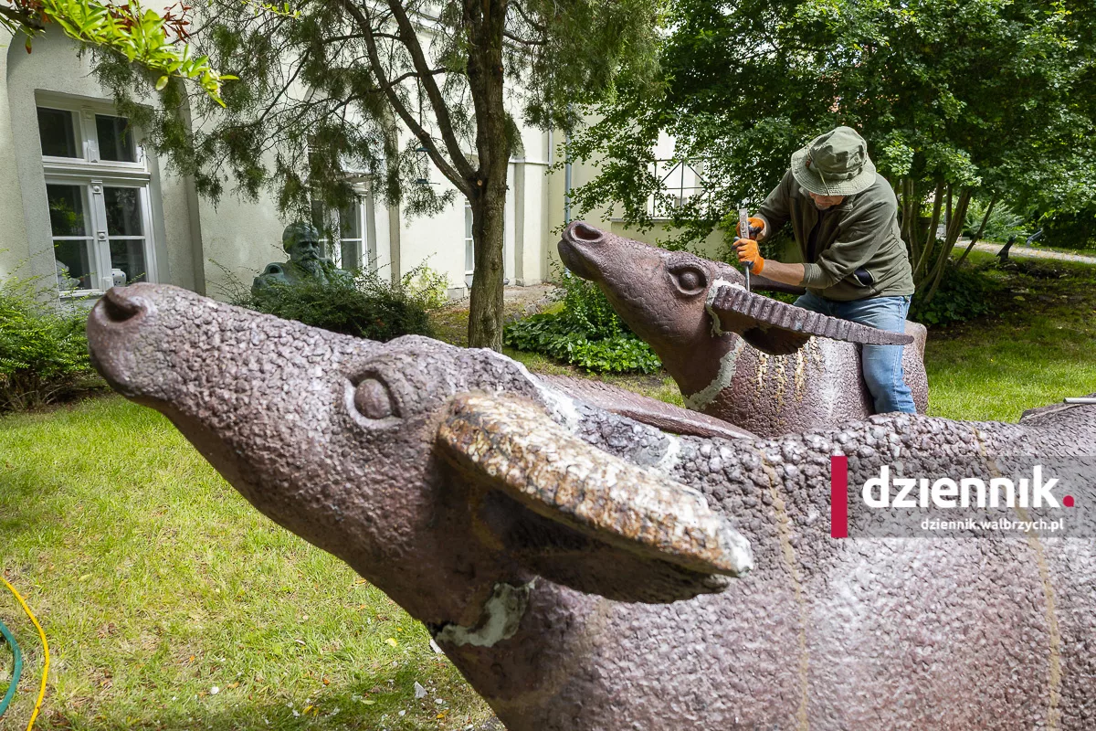 Ratują kamionkowe rzeźby z ogrodu Muzeum Porcelany. Są pierwsze, zaskakujące ustalenia
