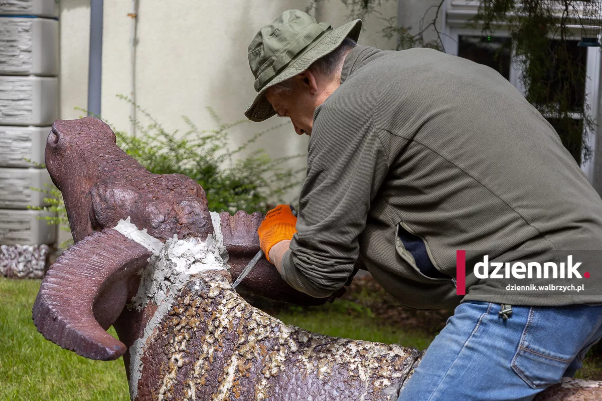 Ratują kamionkowe rzeźby z ogrodu Muzeum Porcelany. Są pierwsze, zaskakujące ustalenia