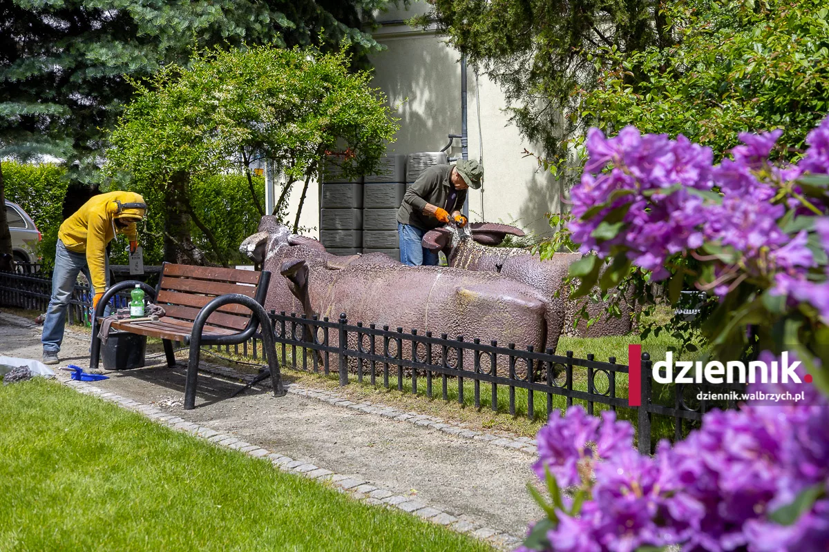 Ratują kamionkowe rzeźby z ogrodu Muzeum Porcelany. Są pierwsze, zaskakujące ustalenia