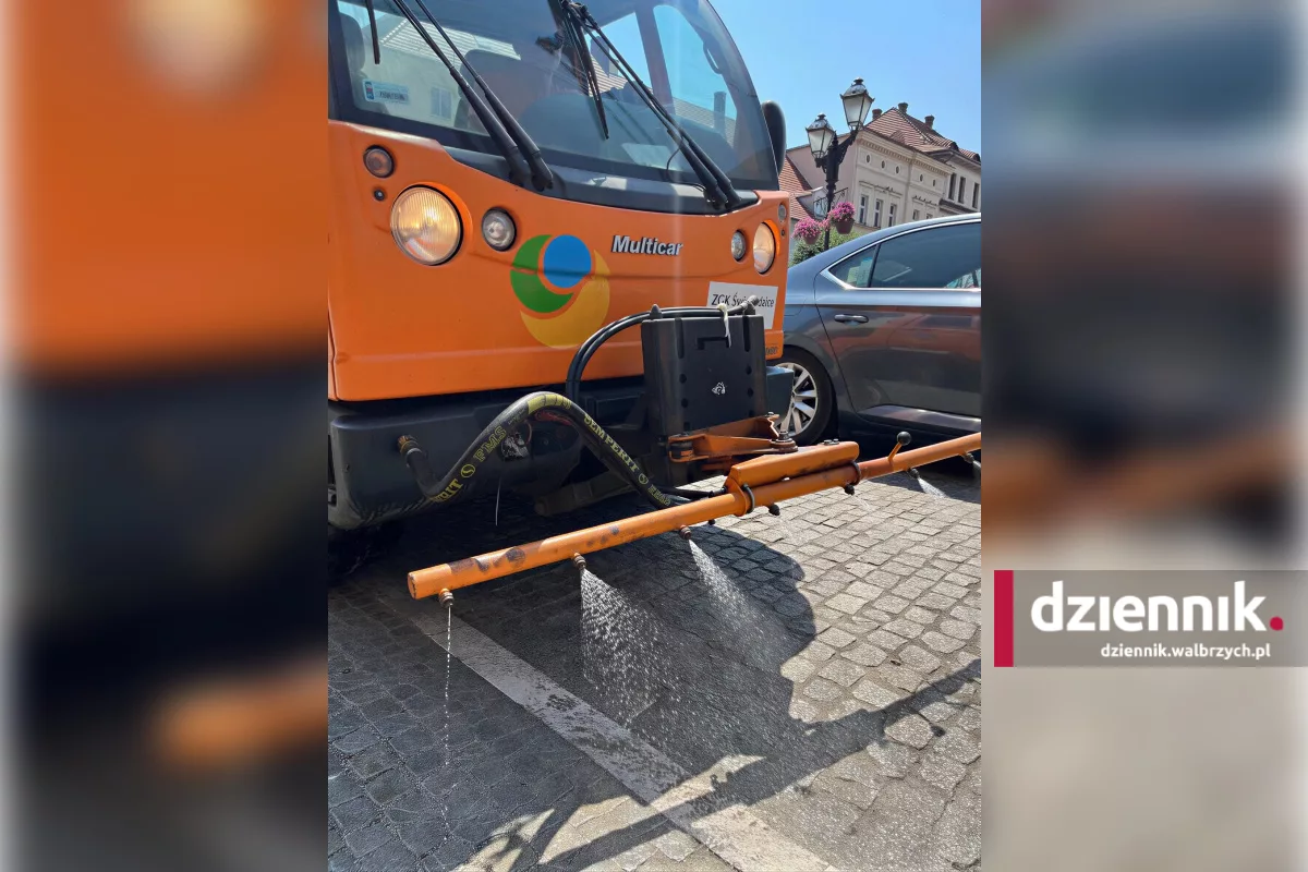 Świebodzice walczą z upałami. Na drogi wyjechała „zraszacz”
