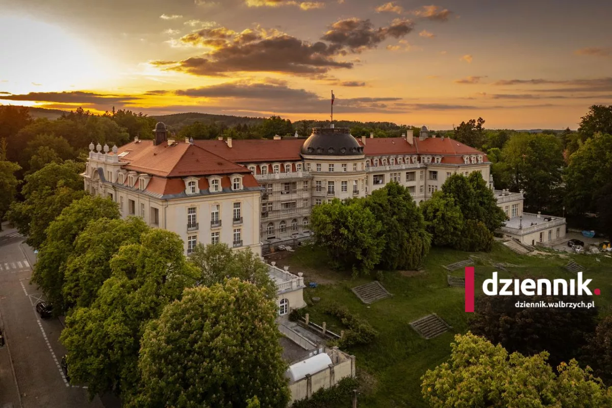 Tarasy Domu Zdrojowego w Szczawnie-Zdroju dostępne dla mieszkańców i turystów! [VIDEO ROZMOWA]