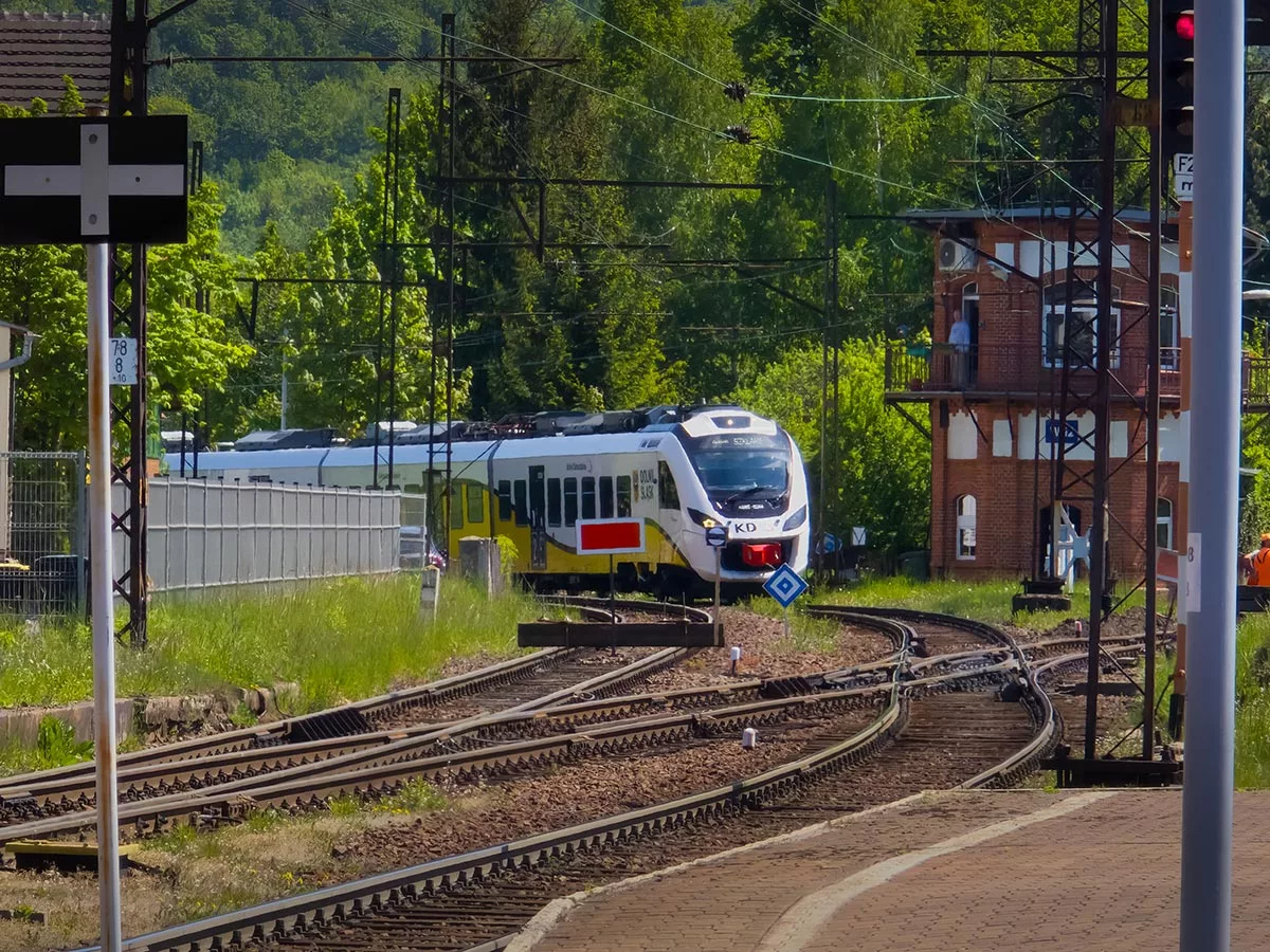 Wałbrzych. Upał odkształcił tory. Nie jeżdżą pociągi