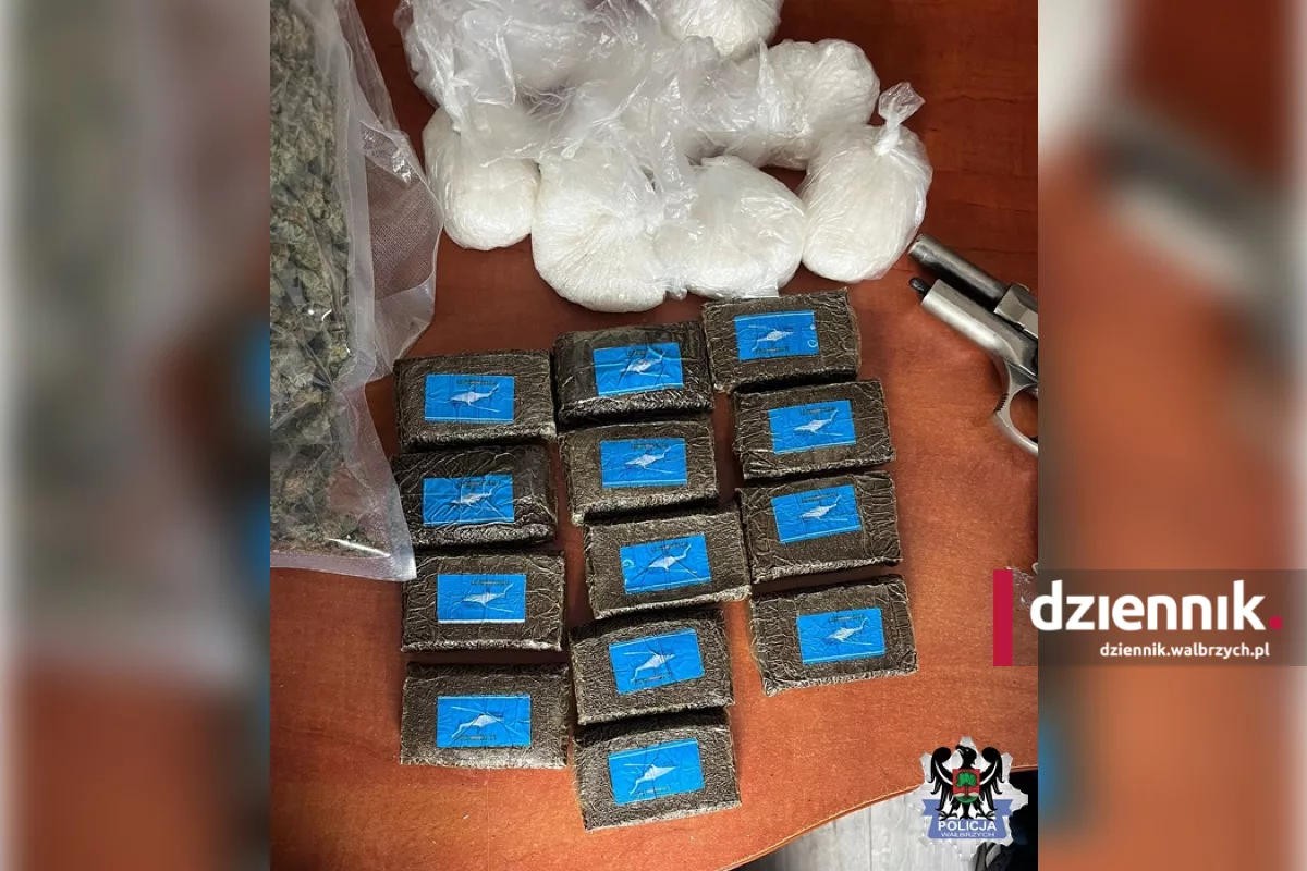 Blisko 3 kilogramy narkotyków i broń u 45-latka z Wałbrzycha. Mężczyzna był także poszukiwany fot. Komenda Miejska Policji w Wałbrzychu