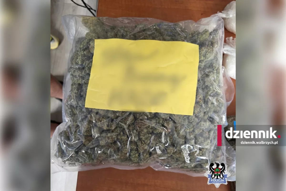 Blisko 3 kilogramy narkotyków i broń u 45-latka z Wałbrzycha. Mężczyzna był także poszukiwany fot. Komenda Miejska Policji w Wałbrzychu
