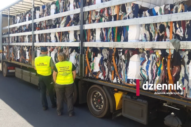 25 ton używanej odzieży z Belgii. Służby udaremniły nielegalny przewóz odpadów fot. materiały prasowe